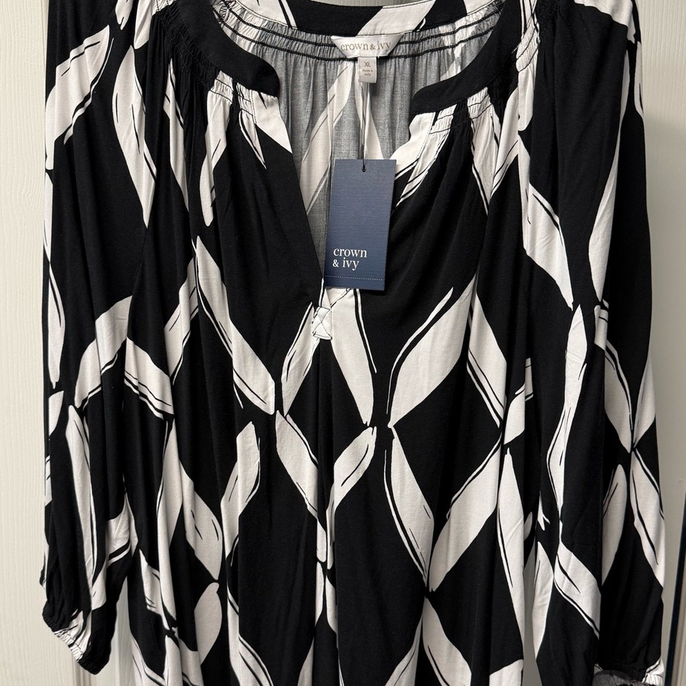 NWT Crown & Ivy Monochrome Leaf Print Top